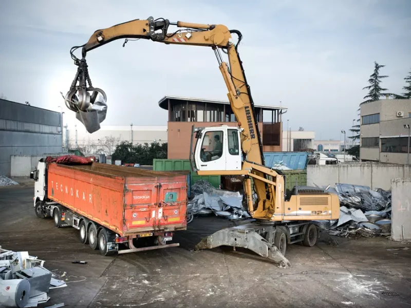 Autotreno con gru caricatore per la raccolta e trasporto rottami metallici