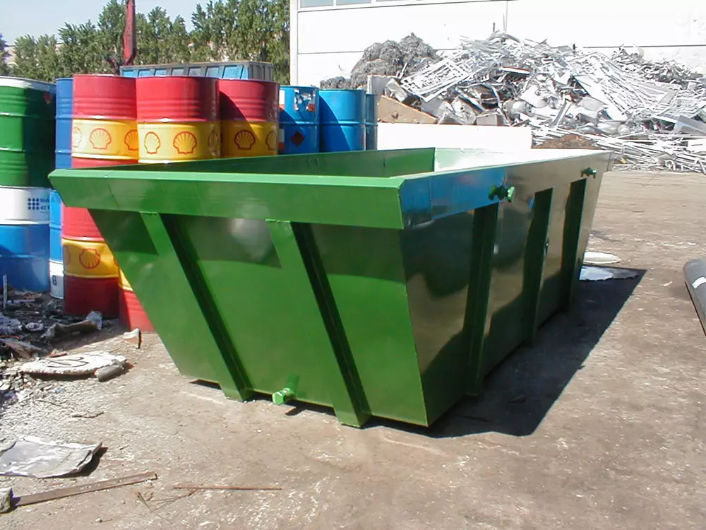 Vasca metallica con rottami destinati al recupero e riciclo